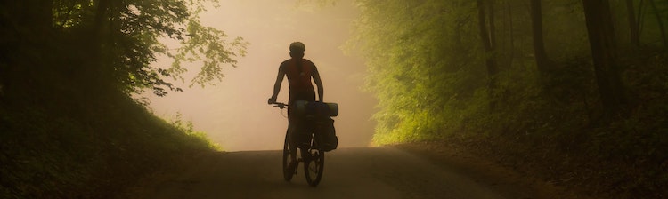 Strój na rower. Jak się ubrać by czuć się komfortowo i bezpiecznie?