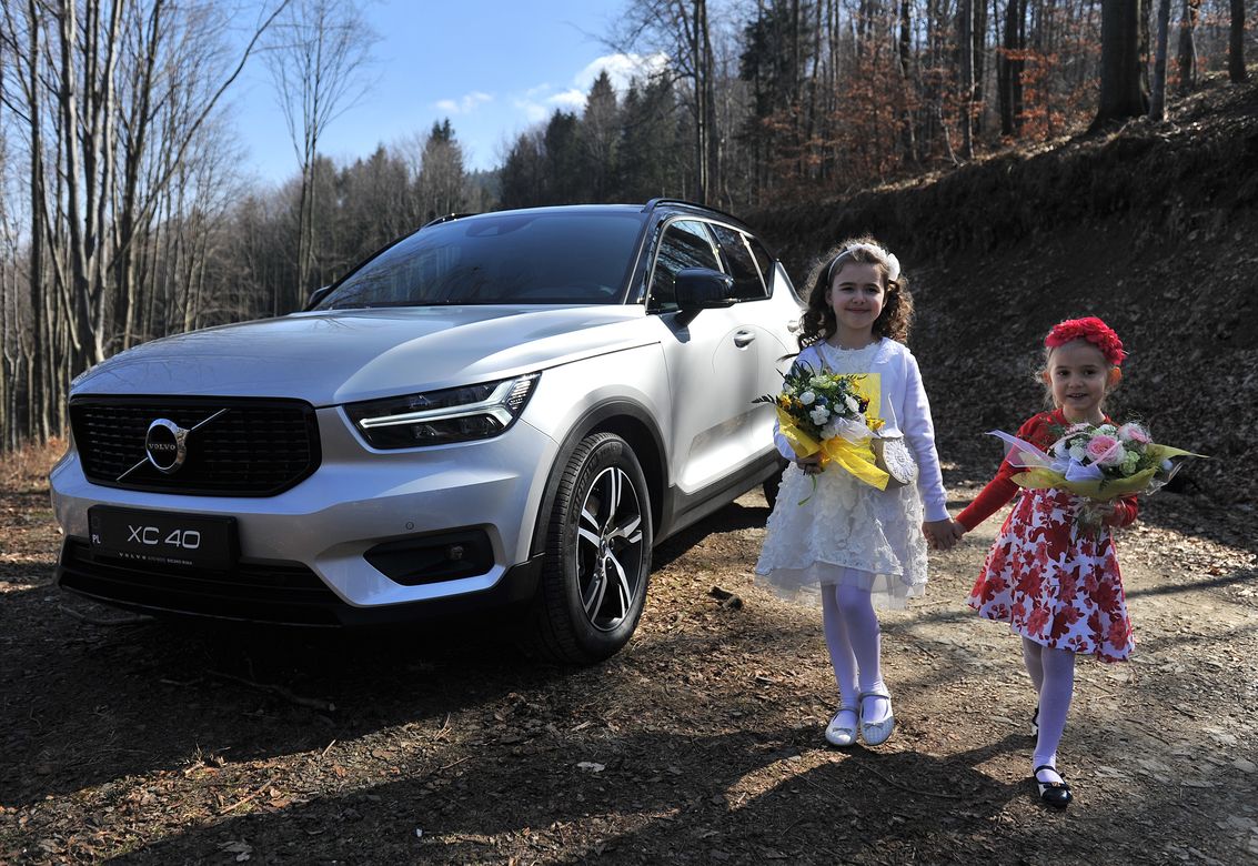 Volvo XC40 luksusowy samochód rodzinny 2018 z elegancką kolekcją ubrań dziecięcych Mayoral