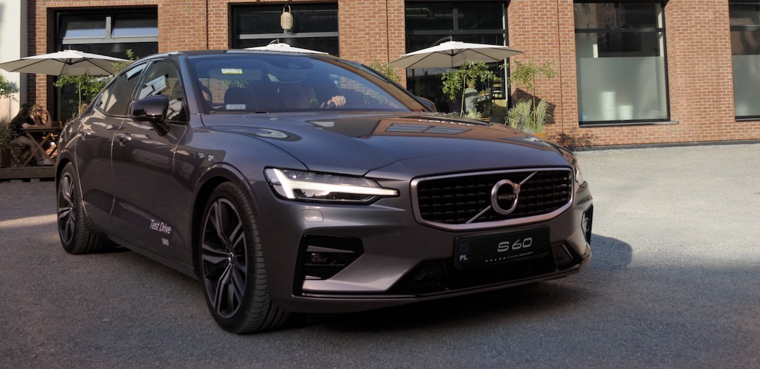 Nowe Volvo s60 - superbezpieczna limuzyna w nowym garniturze.