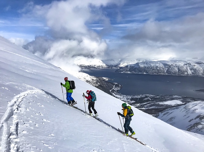 Skitouring - moda na narciarstwo poza trasami
